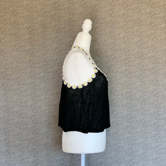 ✨💫Black Tank Top with Daises💫✨ - Picture 3 of 5